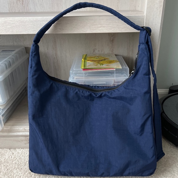 EUC Baggu Nylon Shoulder Bag in Navy - Picture 1 of 1